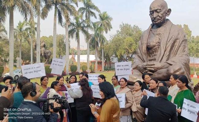 उपराष्ट्रपति अपमान मामला : भाजपा की महिला सांसदों ने किया प्रदर्शन