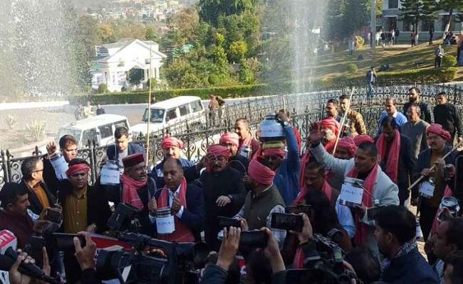हिमाचल विधानसभा परिसर में ग्वाले बनकर पहुंचे भाजपा विधायक, सुक्खू सरकार को याद दिलाई दूध की गारंटी
