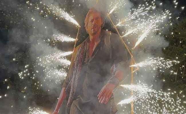 शाहरुख की फिल्म 'डंकी' रिलीज, थिएटर के बाहर फैंस ने मनाया जश्न