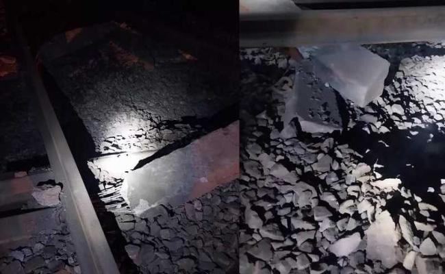 नक्सलियों ने झारखंड में रेल पटरी को उड़ाया, चक्रधरपुर मंडल में ट्रेनों का परिचालन ठप