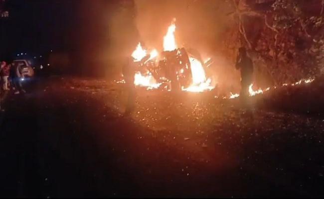 गुनाः डंपर की टक्कर से बस में लगी आग, 12 लोग जिंदा जले, 15 झुलसे