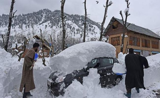 कश्मीर घाटी में पड़ रही है जबरदस्त ठंड