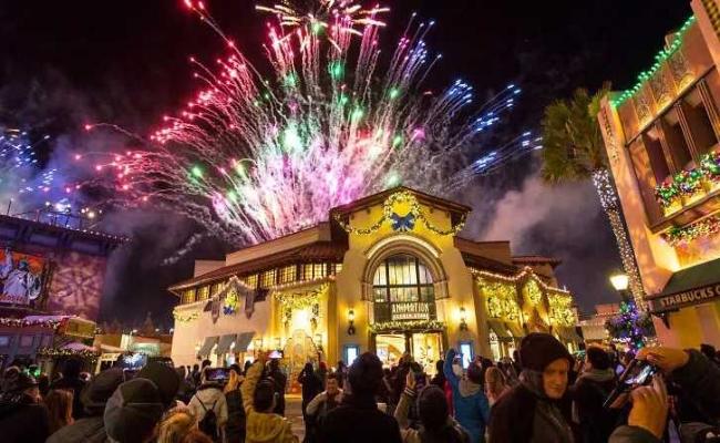 लाल चौक से लॉस एंजिल्स तक नए साल के जश्न में डूबे लोग