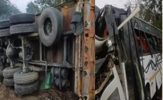 असम में ट्रक-बस की टक्कर में 14 की मौत