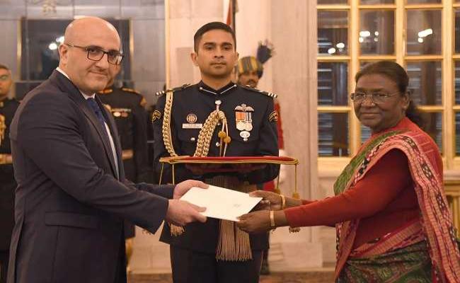 पांच देशों के राजदूतों ने राष्ट्रपति को परिचय पत्र प्रस्तुत किये