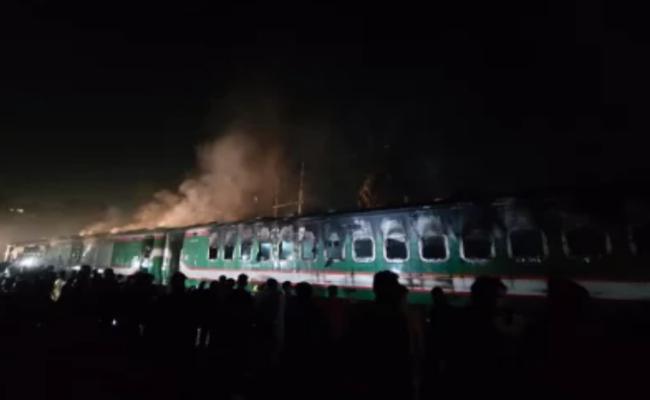 बांग्लादेश: ट्रेन में लगी आग में 4 यात्रियों की मौत, साजिश के तहत की गई आगजनी का संदेह