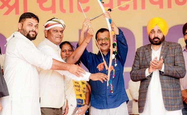 भरूच से लोकसभा चुनाव लड़ेंगे चैतर वसावा, गुजरात पहुंचे केजरीवाल ने किया ऐलान