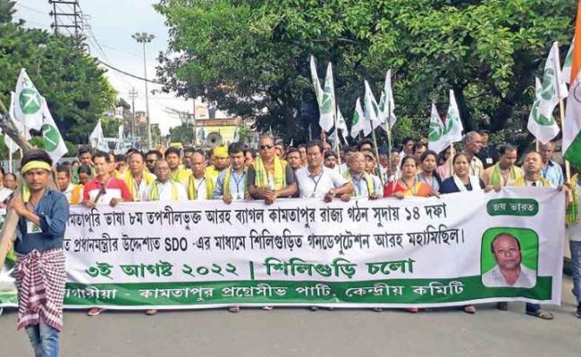 प. बंगाल में पृथक कामतापुरम राज्य की मांग तेज, प्रदर्शनकारी रेल पटरी पर बैठे, वंदेभारत समेत कई ट्रेन फंसी