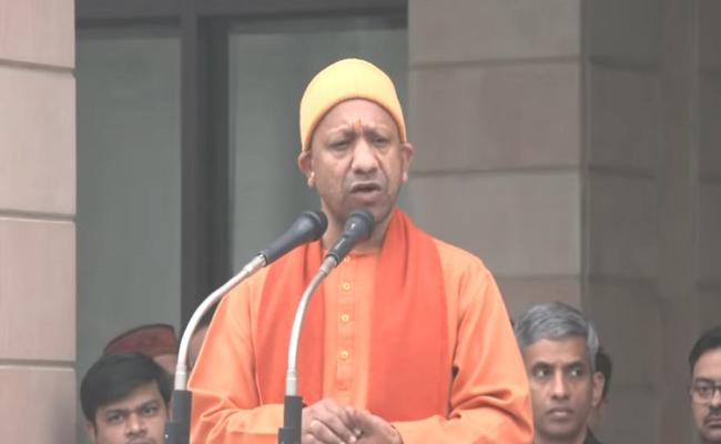 गणतंत्र दिवस पर मुख्यमंत्री योगी ने कहा 'अपना काम देश के नाम'