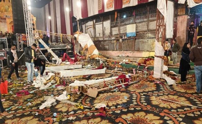 दिल्ली के कालकाजी मंदिर में माता के जागरण का मंच गिरा, महिला की मौत, 17 घायल