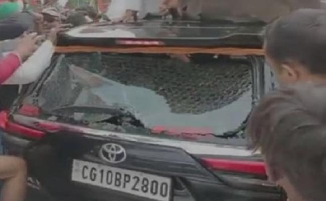 बिहार के कटिहार में भारत जोड़ो न्याय यात्रा के दौरान राहुल गांधी की कार का शीशा टूटा