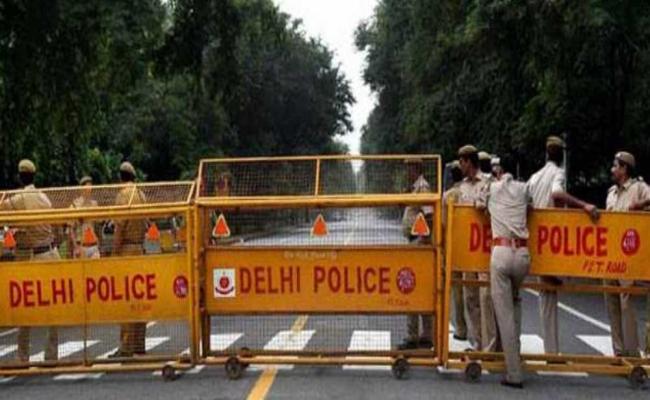 इंडी गठबंधन के प्रदर्शन के मद्देनजर भाजपा मुख्यालय की ओर जाने वाली सड़कों पर पुलिस ने बैरिकेड लगाए