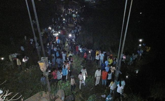 बस हादसे में दो महिलाओं सहित 13 की मौत