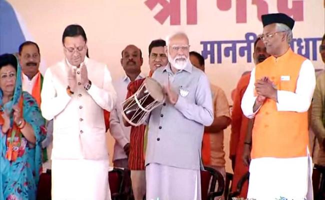 दिन में दूसरी बार परिवारजन से मिलने ऋषिकेश पहुंचे मोदी, मंत्रोच्चारण के साथ स्वागत