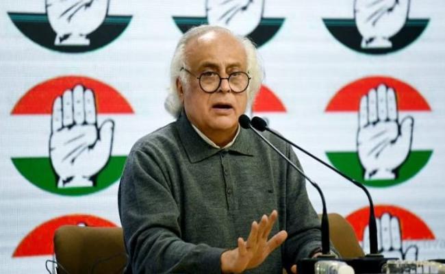 जयराम रमेश ने प्रधानमंत्री से किया सवाल, प्रियंका वाड्रा ने रेलमंत्री पर कसा तंज