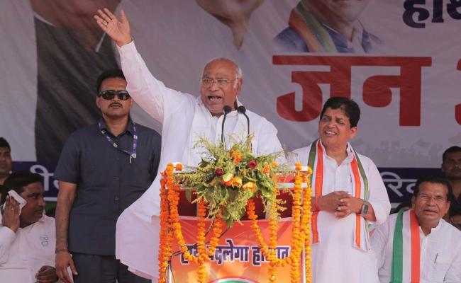 कांग्रेस ने देश में लोकतंत्र की जड़ों को मजबूत किया : खड़गे