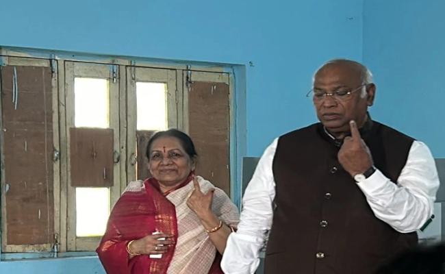 कांग्रेस अध्यक्ष खड़गे ने सपत्नीक कलबुर्गी के गुंडुगुर्थी गांव में किया मतदान