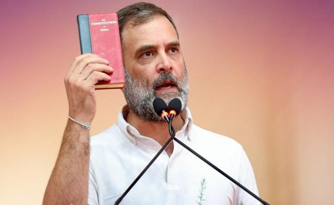 हर गरीब परिवार की महिला को देंगे एक लाख, खत्म नहीं होने देंगे आदिवासियों के अधिकार: राहुल गांधी