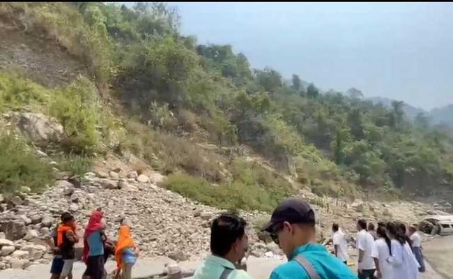 ऋषिकेश-बद्रीनाथ राष्ट्रीय राजमार्ग पर खाई में गिरा यात्रियों से भरा वाहन, 14 यात्रियों की मौत, 12 घायल