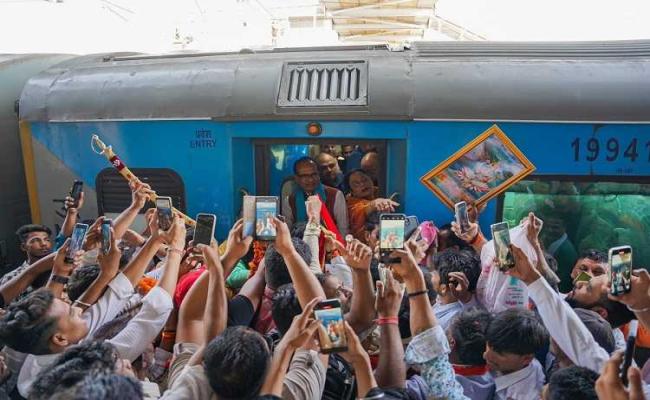 केंद्रीय मंत्री बनने के बाद पहली बार मप्र पहुंचे शिवराज, हुआ जोरदार स्वागत