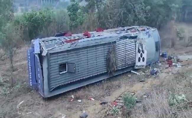 उप्र में आगरा-लखनऊ एक्सप्रेस-वे पर डबल डेकर बस खाई में गिरी, 25 यात्री जख्मी