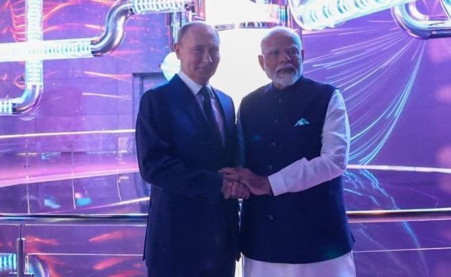 भारत-रूस शिखर वार्ता : 2030 तक 100 अरब डॉलर करेंगे व्यापार, सहयोग के 9 दस्तावेजों को स्वीकारा