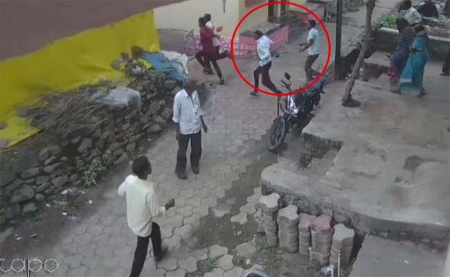 रायबरेली में खेत में पानी के विवाद में तीन को जिंदा जलाने की कोशिश, हालत गंभीर
