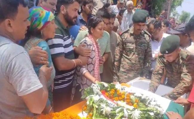 रोते बिलखते शहीद आनंद सिंह को परिवार ने किया विदा, हजारों लोगों ने अर्पित की श्रद्धांजलि