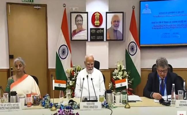 प्रधानमंत्री मोदी ने अर्थशास्त्रियों और विभिन्न क्षेत्रों के विशेषज्ञों से की मुलाकात