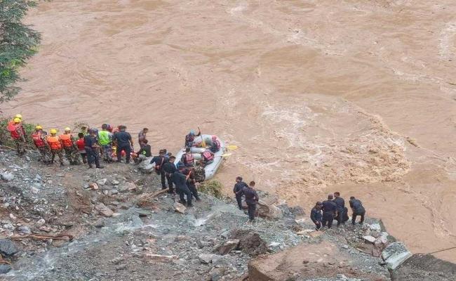 नेपाल : नदी में गिरे दो बसों के यात्रियों की तलाश में 7 गोताखोर उतारे गए,कुल 65 यात्री सवार थे