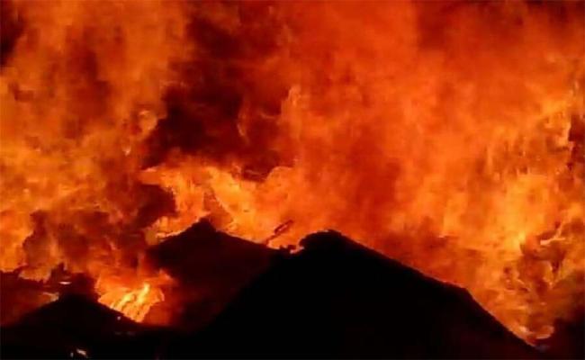 कोलकाताः टी-शर्ट फैक्ट्री में भीषण आग, मौके पर दमकल की 20 गाड़ियां