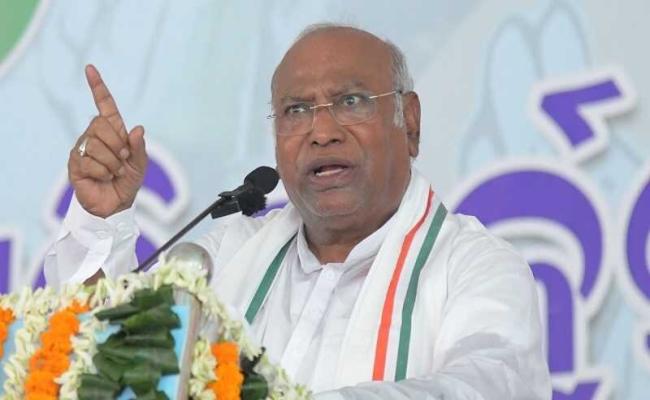 पिछले 10 वर्षों में मोदी सरकार ने  हर दिन “संविधान हत्या दिवस” ही मनाया : खड़गे