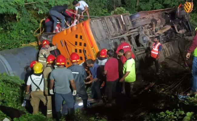 नवी मुंबई में सड़क हादसा, टक्कर के बाद बस खाई में गिरी, पांच की मौत, 42 घायल
