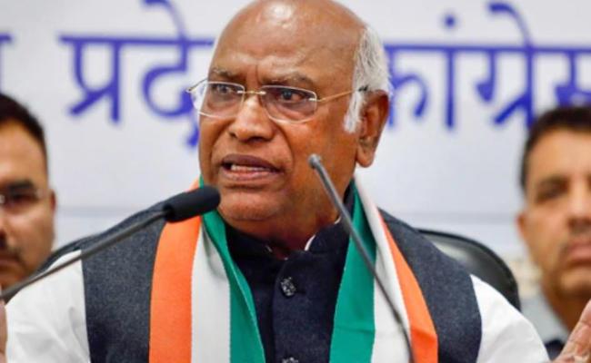Kharge Attacks PM Modi : कहा- नौकरियों पर एक के बाद एक झूठ बोलकर आप युवाओं के जले पर छिड़क रहें हैं नमक