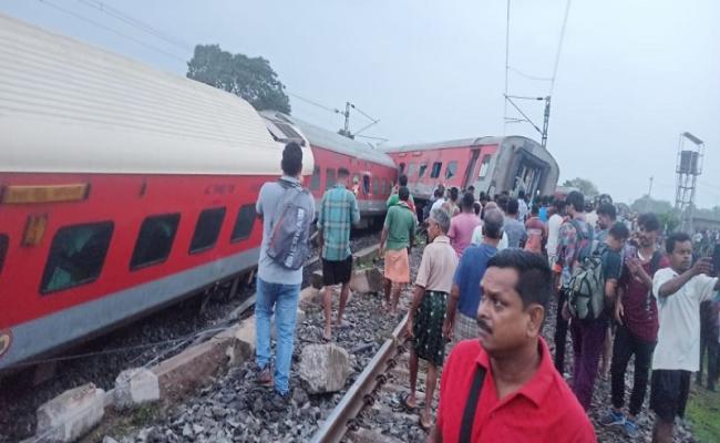 हावड़ा-मुंबई मेल झारखंड में दुर्घटनाग्रस्त,2 की मौत, कई घायल