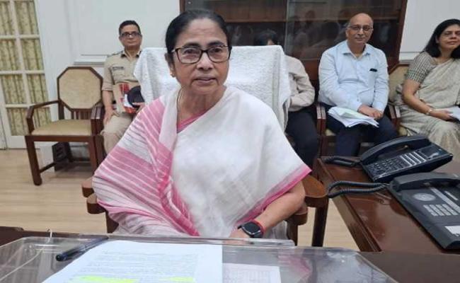 बांग्लादेश के हालात को लेकर  मुख्यमंत्री ममता ने बंगालवासियों को सतर्क किया