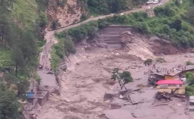 हिमाचल में भारी बारिश-भूस्खलन से भीषण तबाही, अब तक 100 से ज्यादा की मौत, 288 सड़कें बंद, राज्य को 842 करोड़ का नुकसान