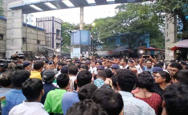 पश्चिम बंगाल में जूनियर डॉक्टर्स की हड़ताल आज से, छह मांगों में सबसे प्रमुख 'प्रशिक्षु महिला चिकित्सक की मौत की न्यायिक जांच' कराई जाए