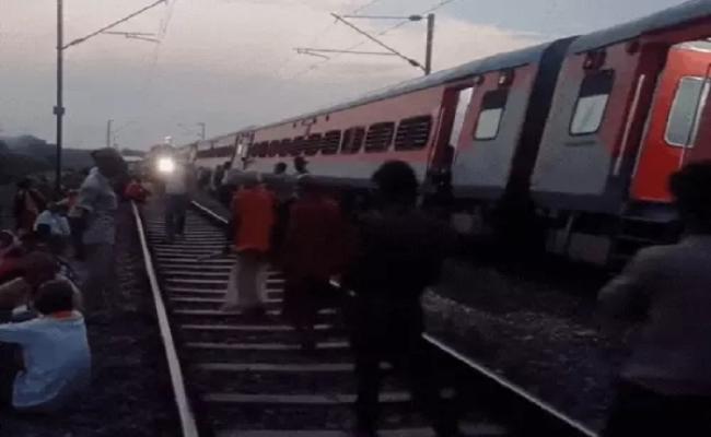 कानपुर में साबरमती एक्सप्रेस के डिब्बे पटरी से उतरे, रेस्क्यू ऑपरेशन जारी