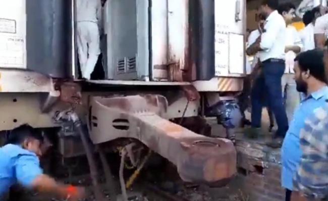 उप्र के बिजनौर में दो हिस्सों में बंटी किसान एक्सप्रेस, 13 बोगियां लेकर 4 किमी आगे निकला इंजन