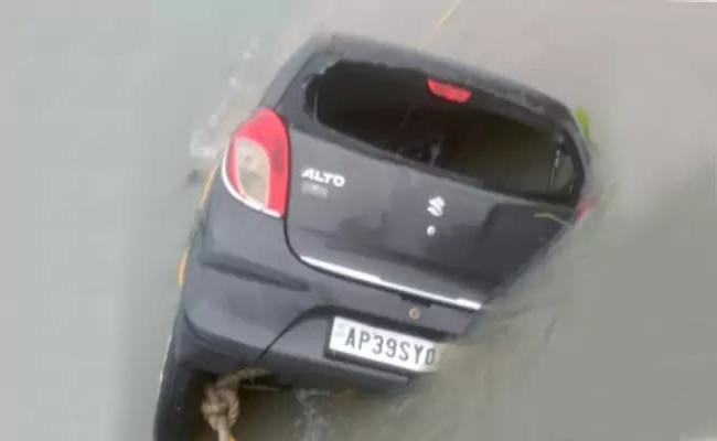 आंध्र प्रदेश के गुंटूर में बाढ़ के पानी में कार बही, तीन की मौत
