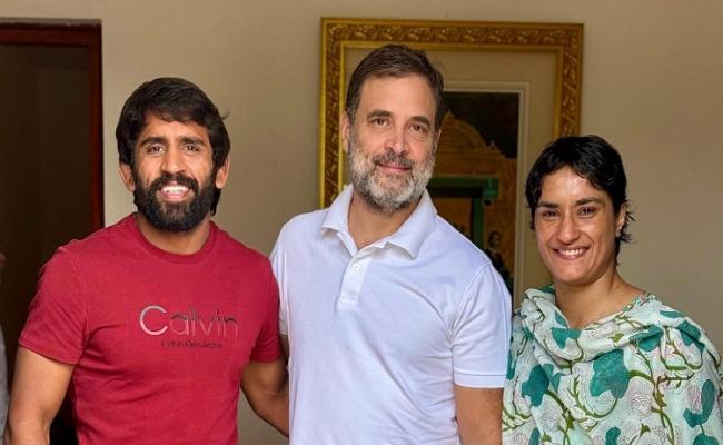 पहलवान विनेश फोगाट और बजरंग पुनिया ने की कांग्रेस नेता राहुल गांधी से मुलाकात