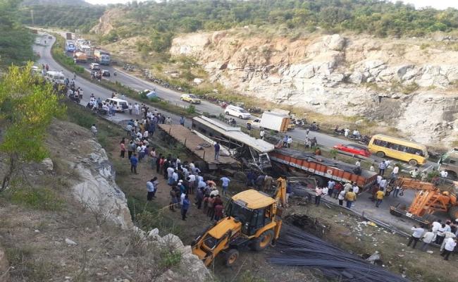 आंध्र प्रदेश के चित्तूर जिले में भीषण सड़क हादसा, आठ की मौत व 30 घायल