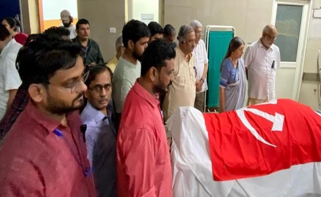 अंतिम दर्शन के लिए जेएनयू में लाया गया सीताराम येचुरी का पार्थिव शरीर