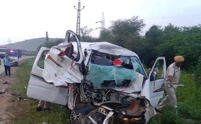 खाटूश्याम दर्शन काे जा रहे छह श्रद्धालुओं की सड़क हादसे में माैत