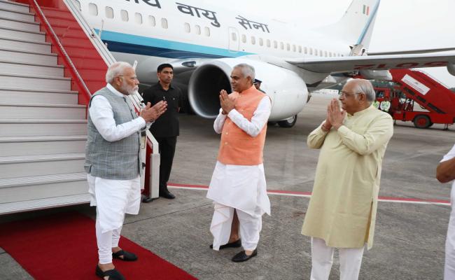 गुजरात प्रवास पर पहुंचे प्रधानमंत्री, राज्यपाल और मुख्यमंत्री ने किया स्वागत