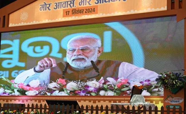 प्रधानमंत्री मोदी ने आवासहीन परिवारों को मकान निर्माण के लिए 2044 करोड़ की राशि का किया आनलाइन अंतरण