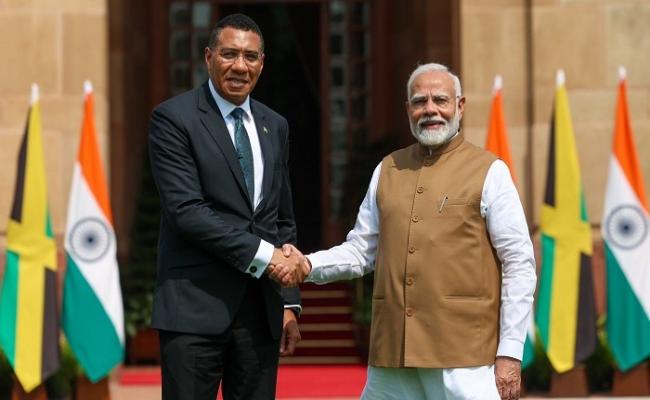प्रधानमंत्री मोदी ने हैदराबाद हाउस में जमैका के प्रधानमंत्री से की मुलाकात