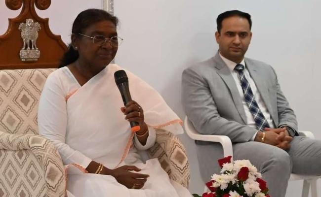 राष्ट्रपति पहुंचीं आबूरोड, वैश्विक शिखर सम्मेलन का करेंगी शुभारंभ
