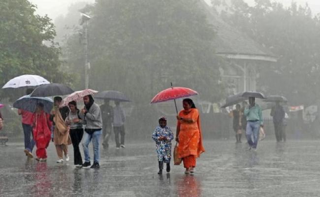 कोलकाता समेत पश्चिम बंगाल के कई जिलों में भारी बारिश की संभावना
